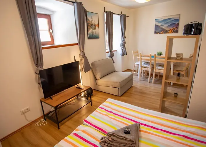 Cozy Tyrolean Old Town Apartamento Hall in Tirol